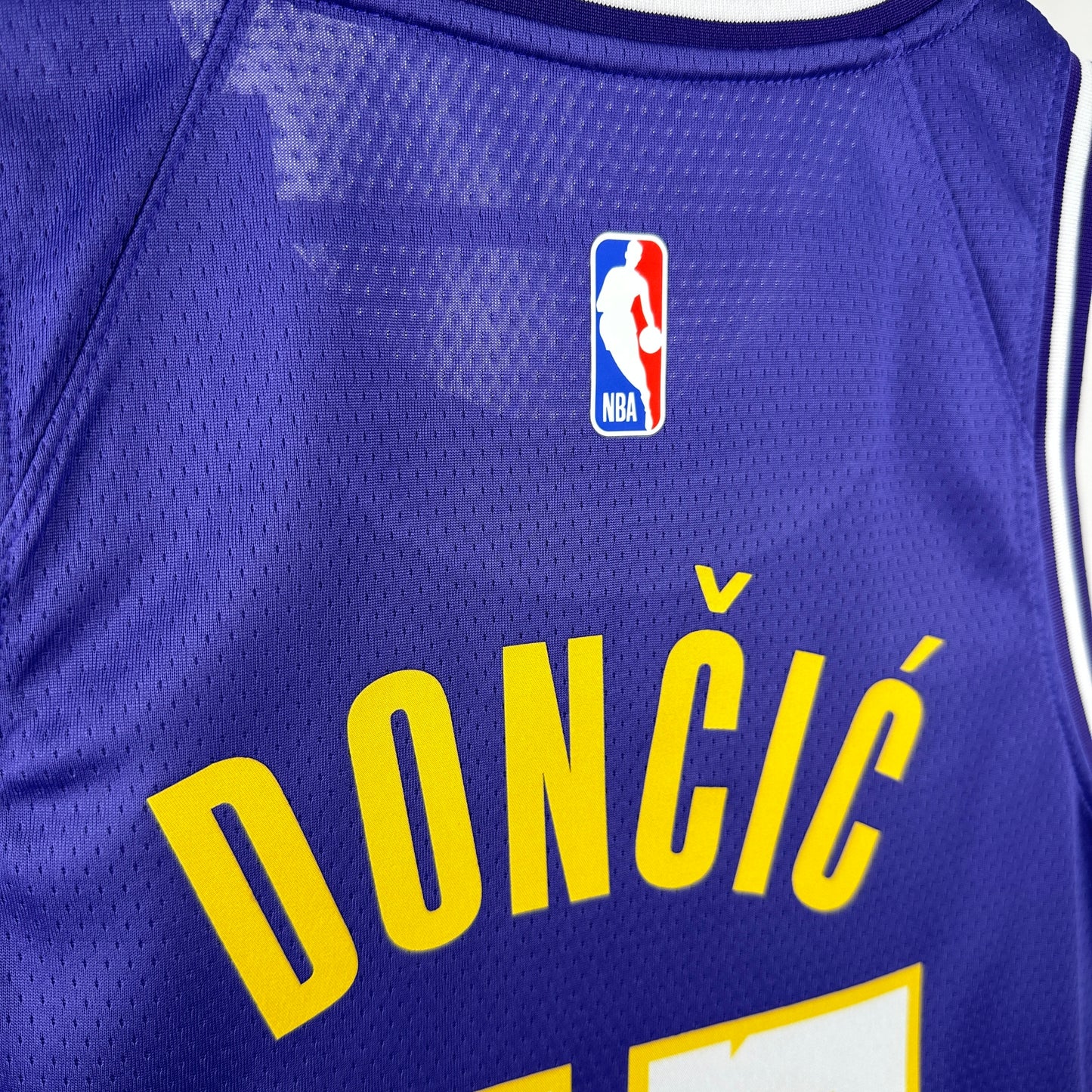 Jersey Lakers Statement Edition 2026 – Luka Dončić #77
