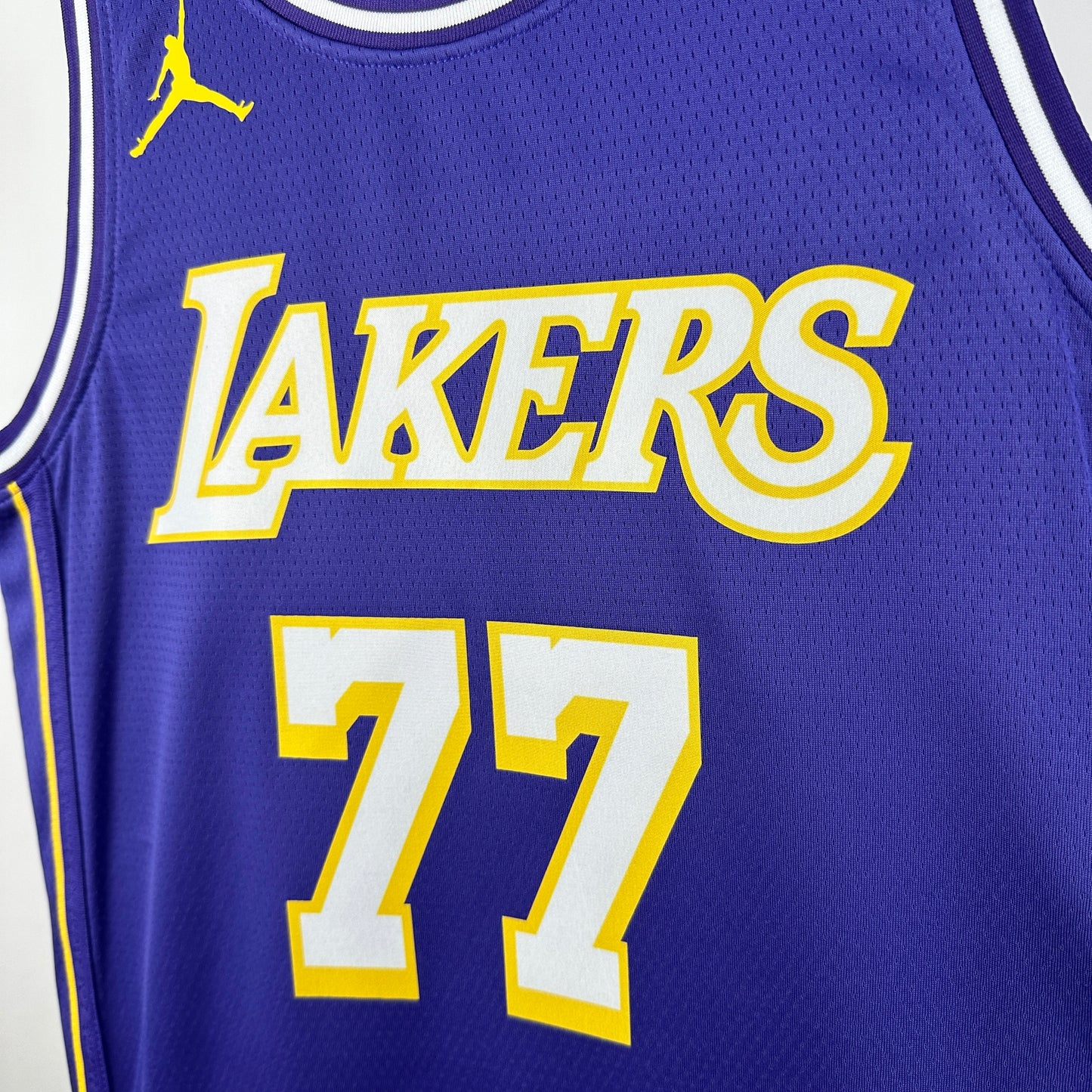 Jersey Lakers Statement Edition 2026 – Luka Dončić #77