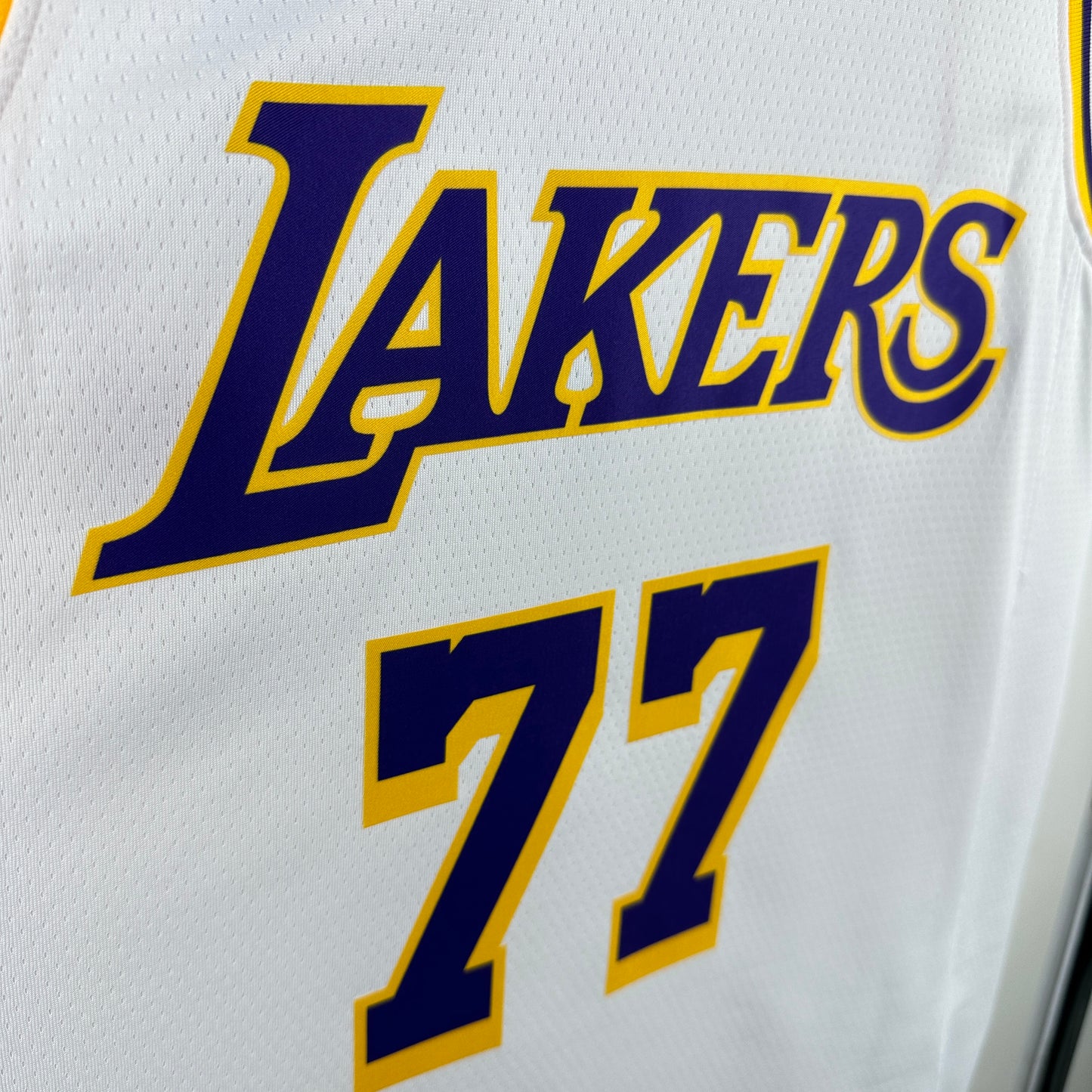 Jersey  Association Edition 2025 – Los Angeles Lakers Luka Dončić #77