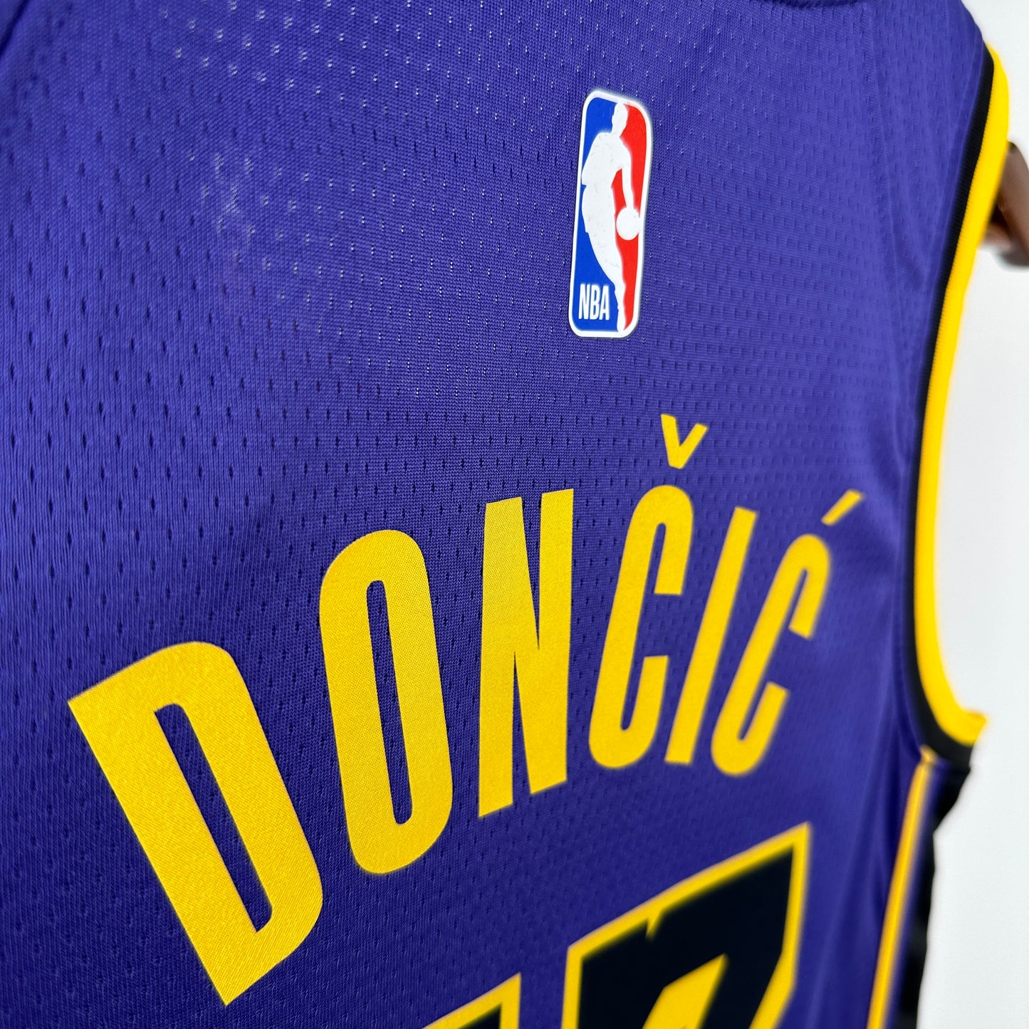 Jersey  Los Angeles Lakers Statement Edition 2025 – Luka Dončić #77