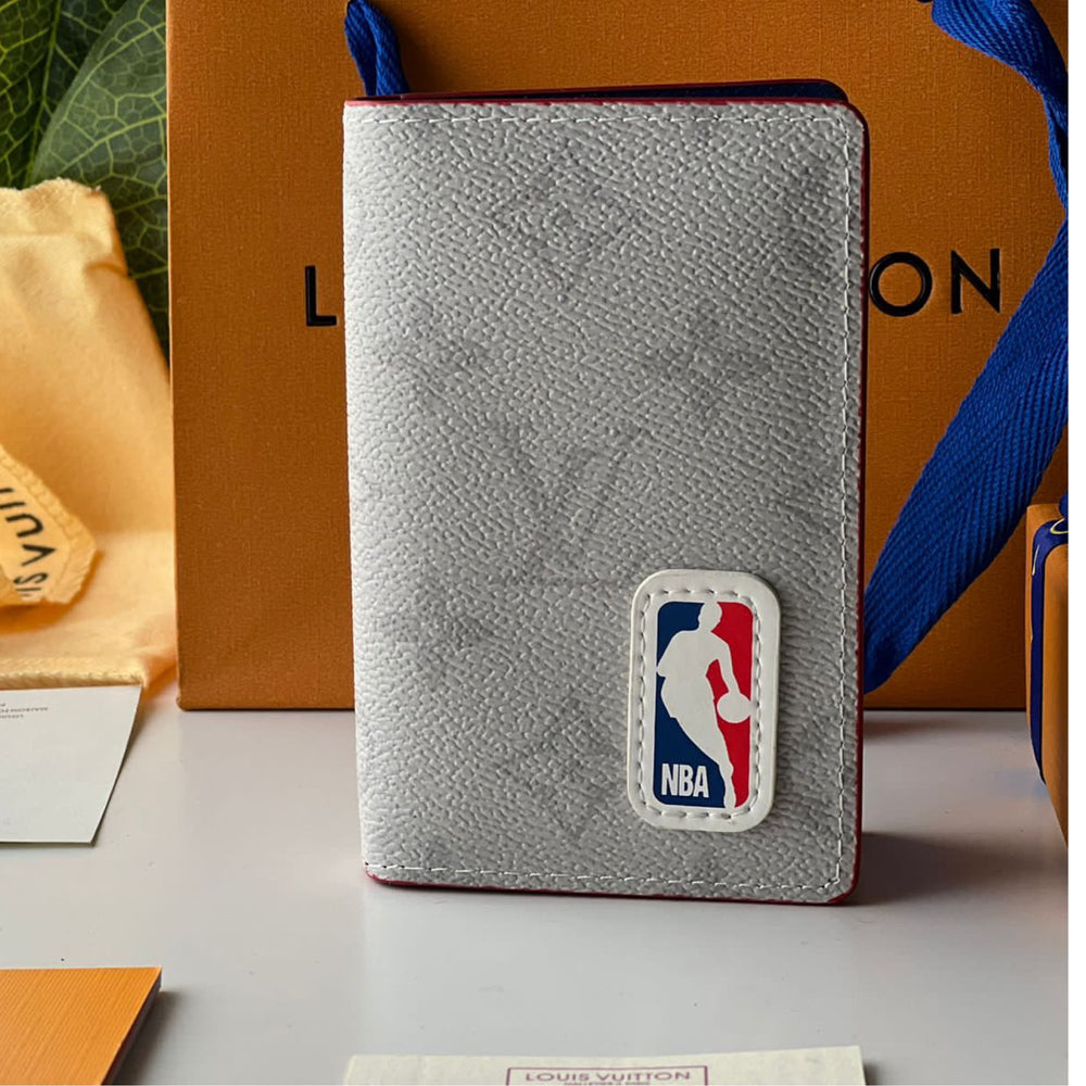 Cartera Tarjetero NBA Monograma Style – Compact Wallet