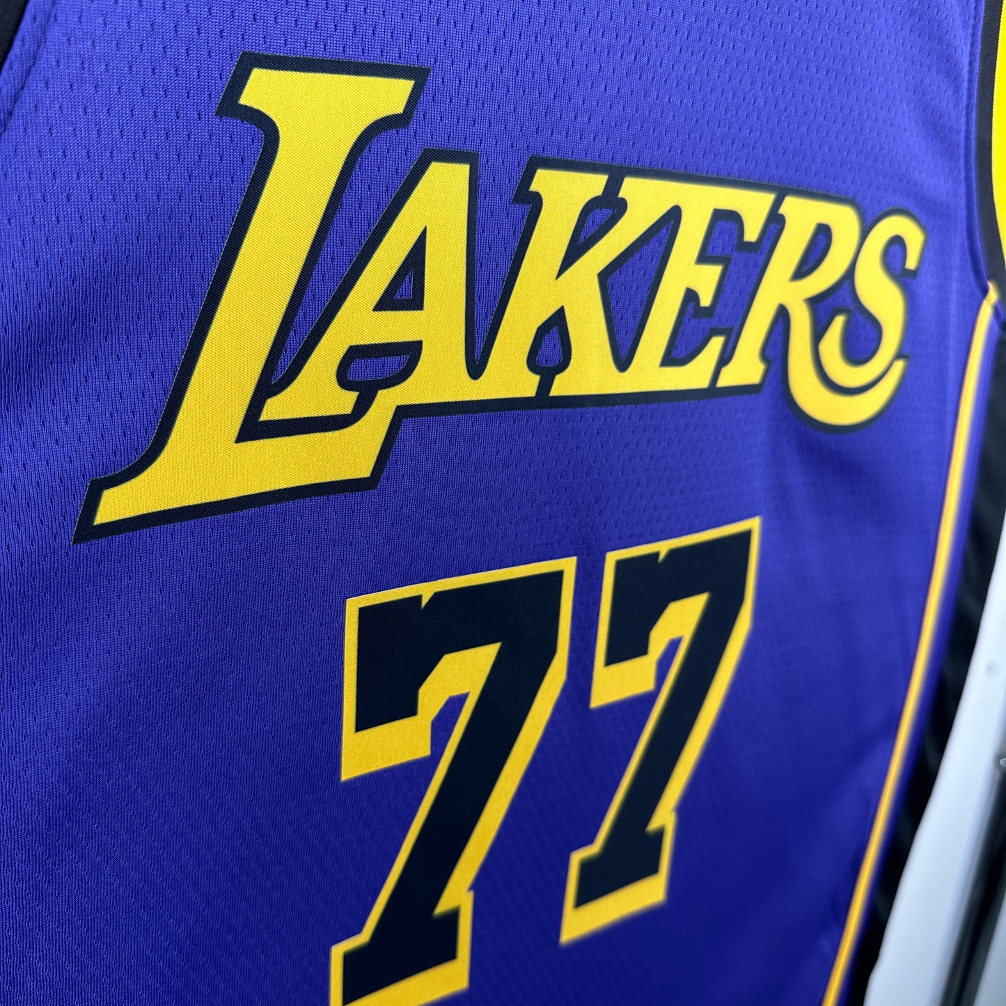 Jersey  Los Angeles Lakers Statement Edition 2025 – Luka Dončić #77