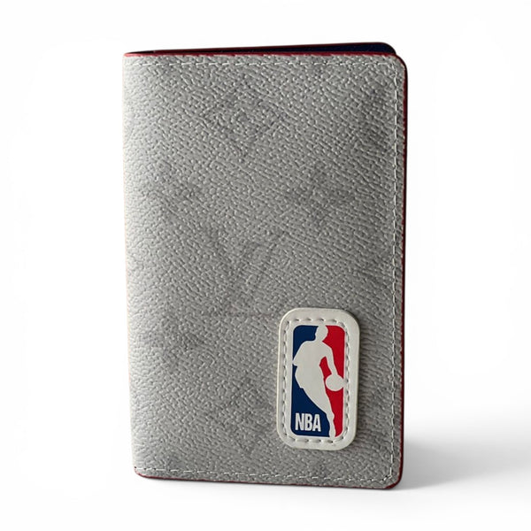 Cartera Tarjetero NBA Monograma Style – Compact Wallet