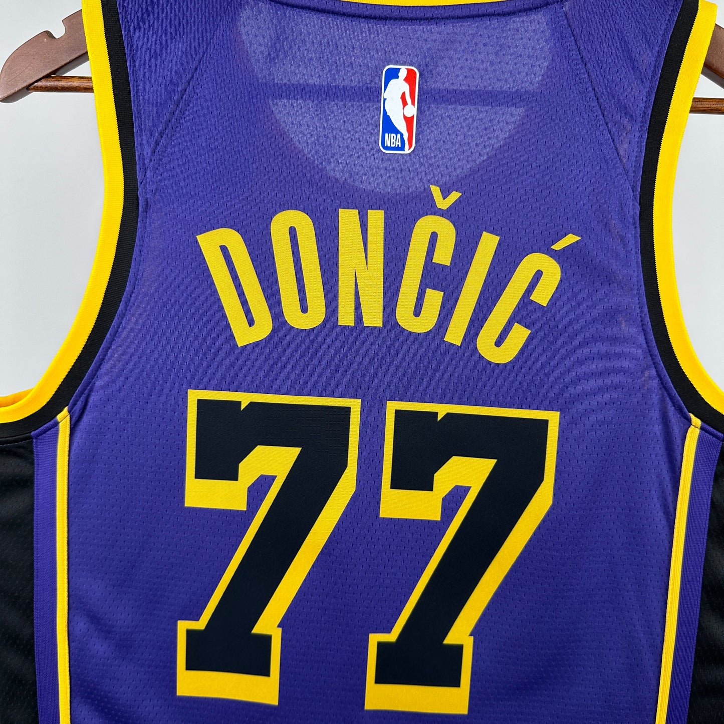Jersey  Los Angeles Lakers Statement Edition 2025 – Luka Dončić #77