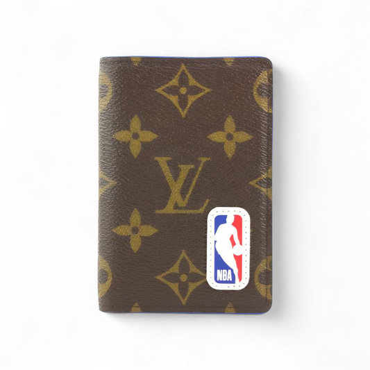 Cartera Tarjetero NBA Monograma Style – Compact Wallet